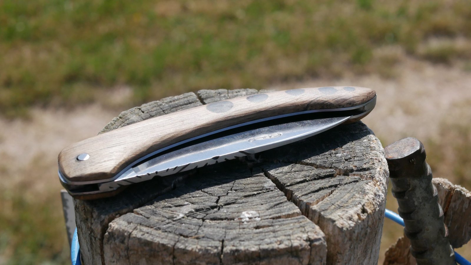 Bois de robinier et acier au carbone - guillochage "soleil"