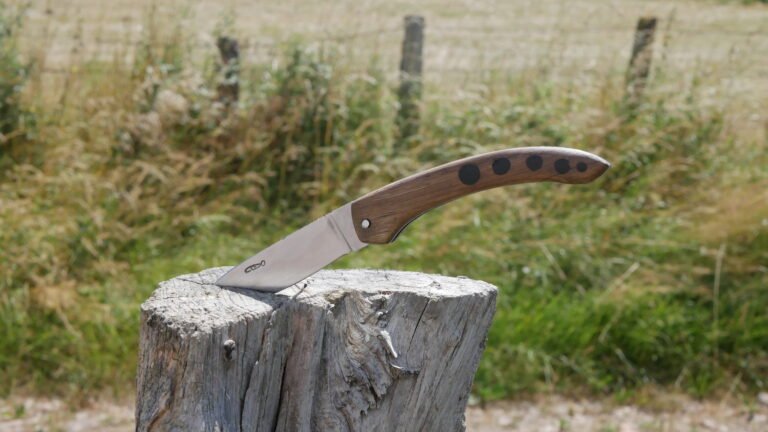 Bois de robinier et acier au carbone