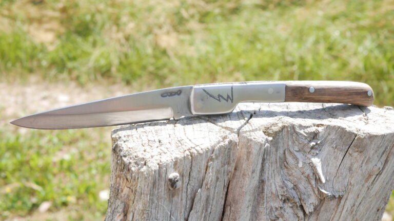 Acier au carbone XC75 et manche en robinier avec mitre en  acier