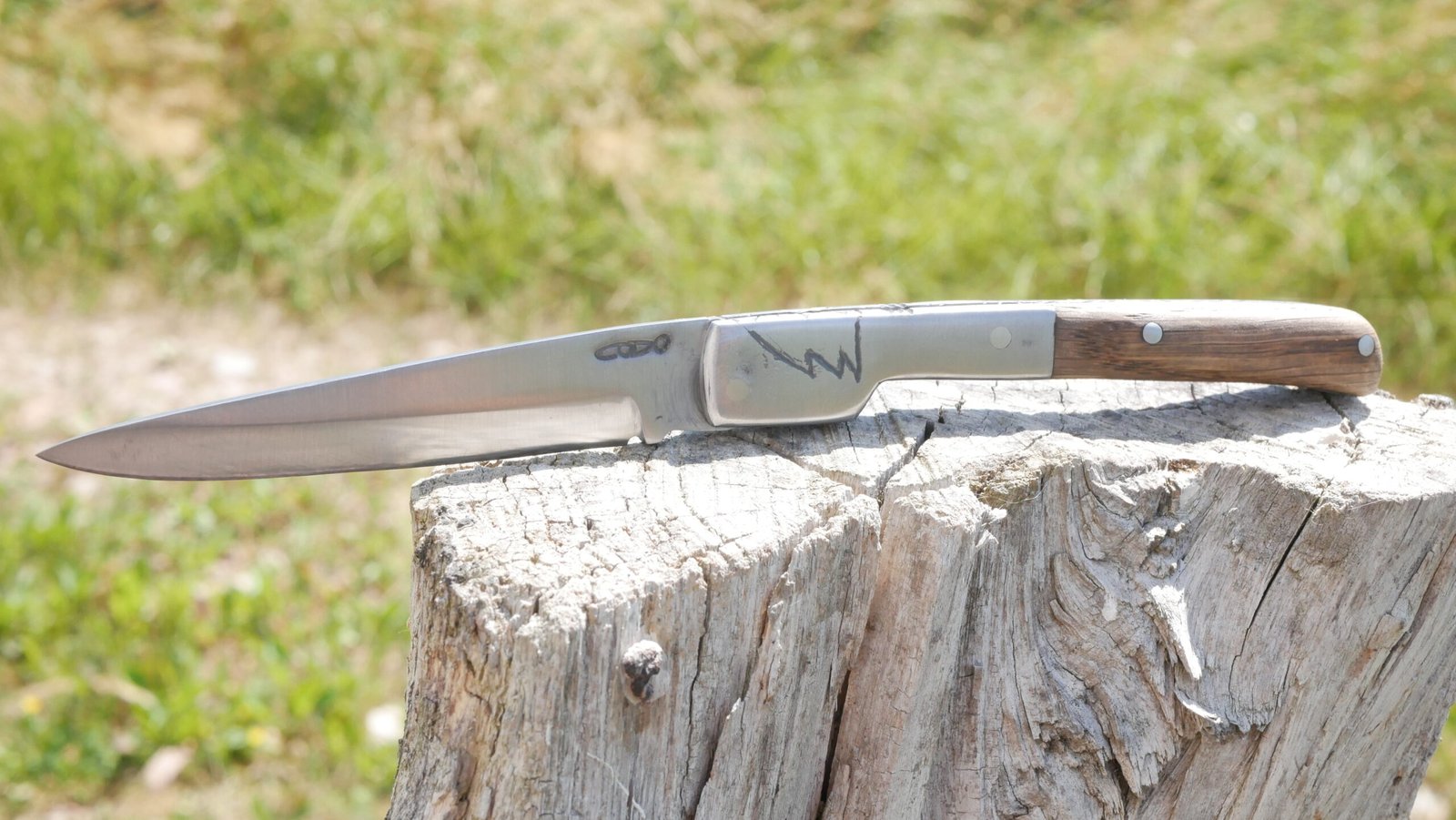 Acier au carbone XC75 et manche en robinier avec mitre en acier