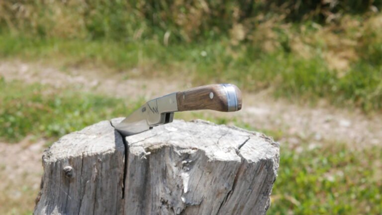 Acier au carbone XC75 et manche en robinier avec mitre en  acier