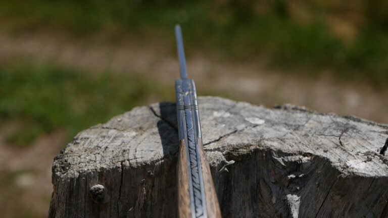 Acier au carbone XC75 et manche en robinier avec mitre en  acier - Guillochage motif "Aigle"