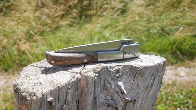 Acier au carbone XC75 et manche en robinier avec mitre en  acier