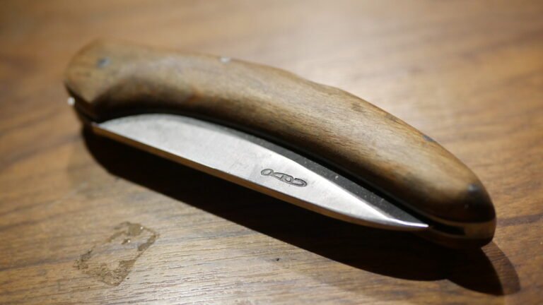 Bois de robinier avec manche large, acier inox et cran à pompe arrière