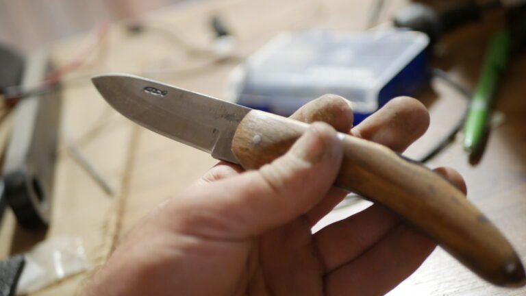 Bois de robinier avec manche large, acier inox et cran à pompe arrière