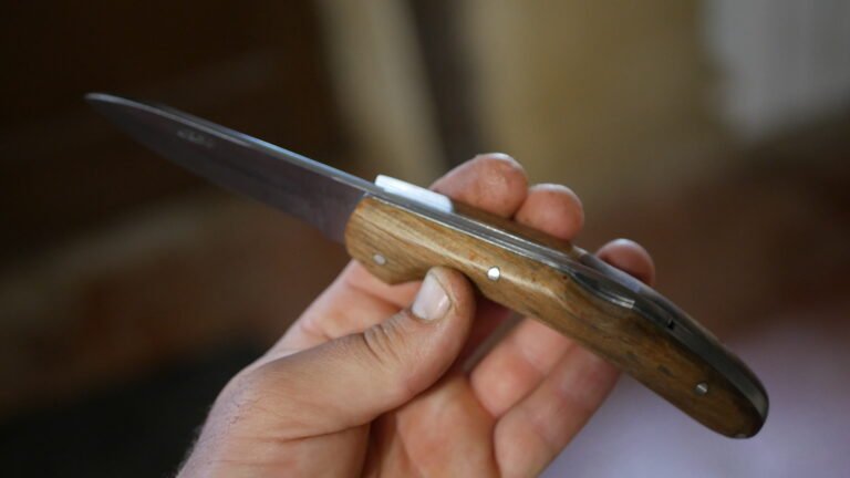 Bois de robinier avec manche large, acier inox et cran à pompe arrière