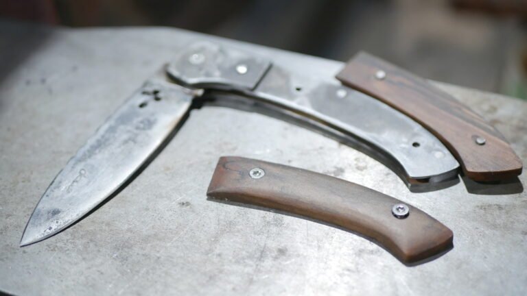 Bois de poirier, lame au carbone, gravure dans un style médiéval