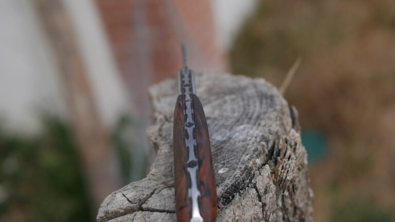 Bois de poirier, lame au carbone, gravure dans un style médiéval