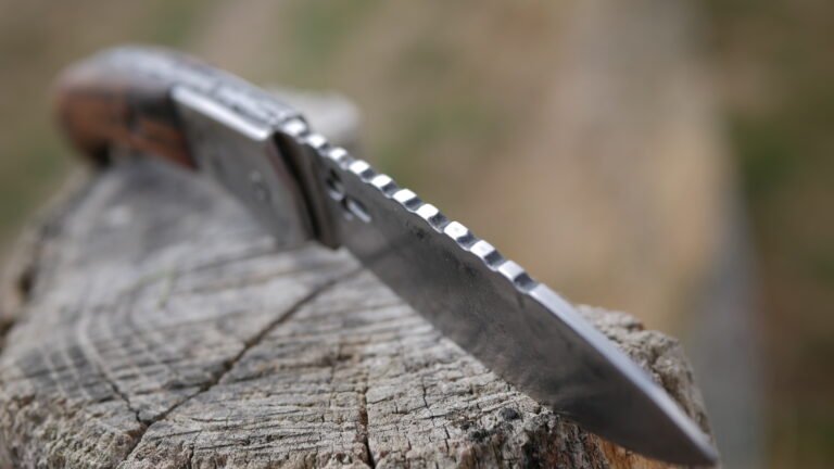 Bois de poirier, lame au carbone, gravure dans un style médiéval