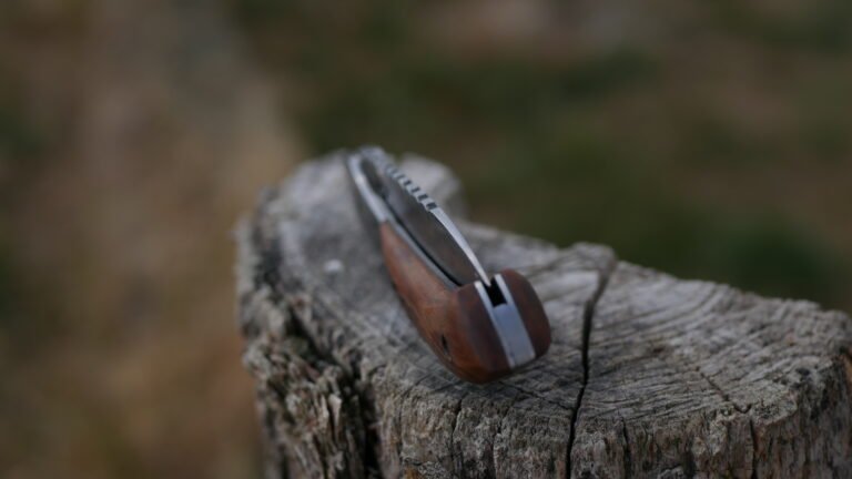 Bois de poirier, lame au carbone, gravure dans un style médiéval