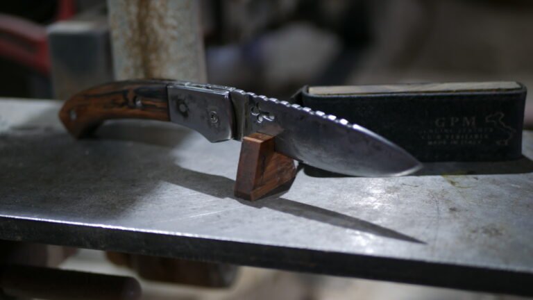 Bois de poirier, lame au carbone, gravure dans un style médiéval