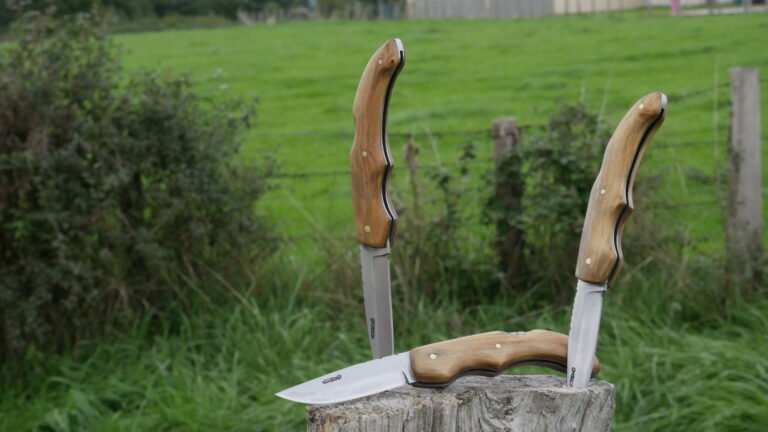 Bois de cyprès, acier inox 14C28N