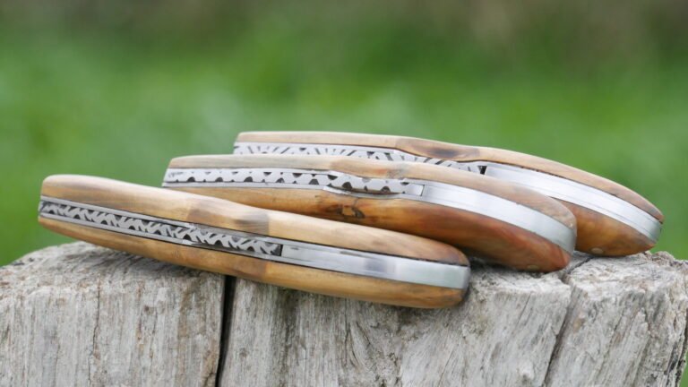 De haut en bas : guillochage au motif "Soleil", "Moustache" et "Ronce"  -  Bois de cyprès, acier inox 14C28N