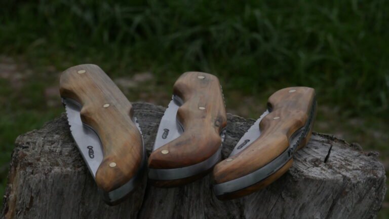 Bois de cyprès, acier inox 14C28N